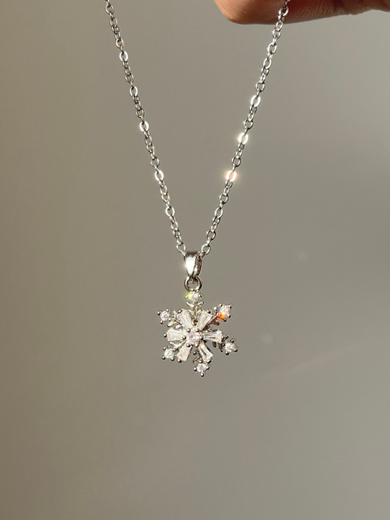 گردنبند دونه برف سفید چرخشی