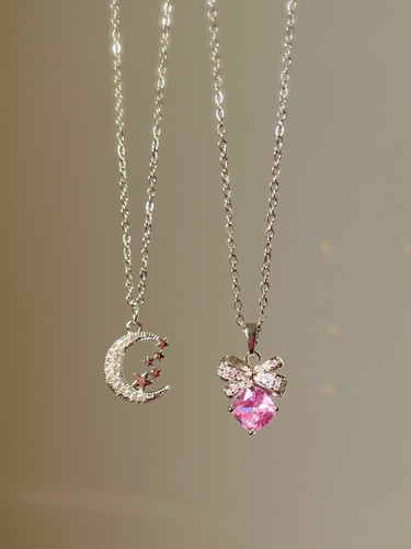 گردنبند ماه و پاپیون صورتی