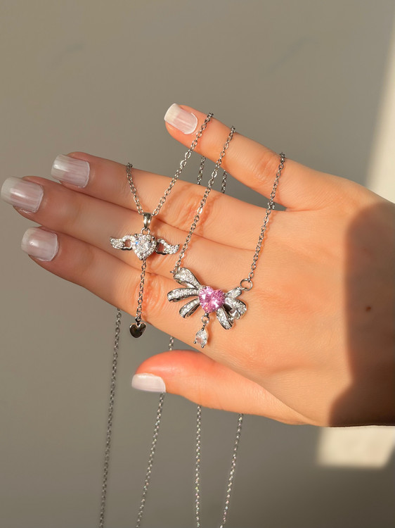 گردنبند قلب با بال فرشته و قلب صورتی