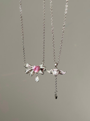 گردنبند قلب با بال فرشته و قلب صورتی