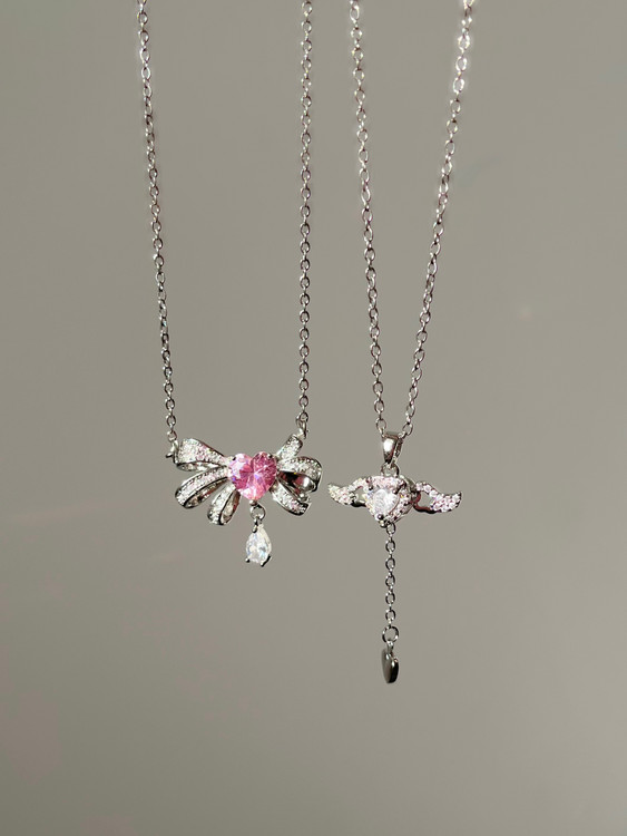 گردنبند قلب با بال فرشته و قلب صورتی